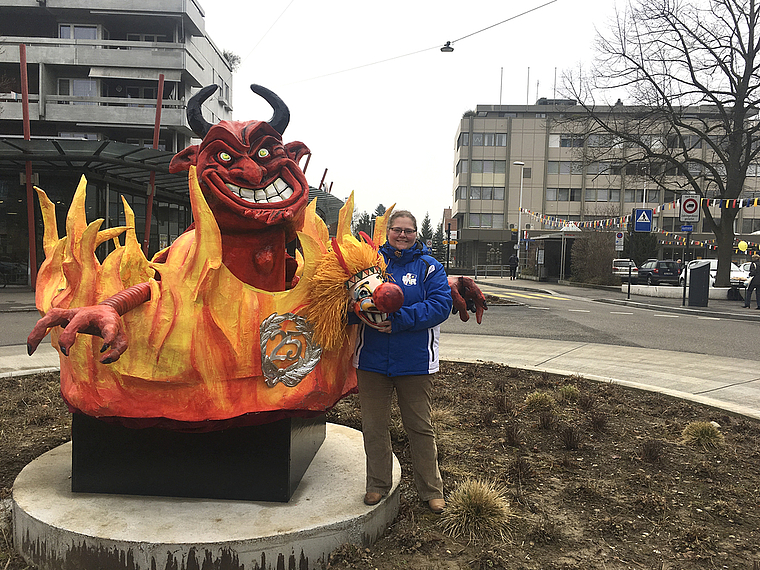 «Er lacht ja sogar!» Désirée Lang, Obfrau der Fasnacht, verteidigt das Teufelchen auf dem Landerer-Kreisel. Foto: Caspar Reimer
