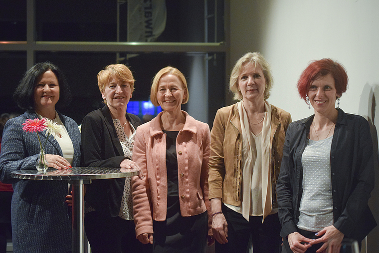 Wollen in die Kantonsregierung einziehen (v. l.): Die Regierungsratskandidatinnen Marianne Meister (FDP), Nicole Hirt (GLP), Susanne Schaffner (SP) und Brigit Wyss (Grüne) mit Gesprächsleiterin Gelgia Herzog.  Foto: Bea Asper