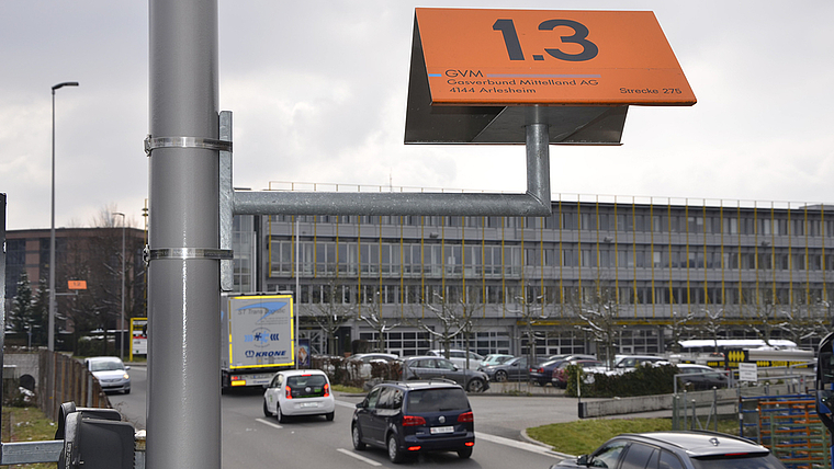 Verlauf mit Signalfarbe markiert: Die Erdgas-Hochdruckleitung verunsichert die Anlieger im Arlesheimer Gewerbegebiet.  Foto: Thomas Kramer.