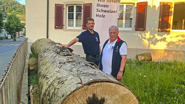 Machen sich stark für die Verwendung von heimischem Holz: Bürgergemeindepräsident Stephan Kink (r.) und Vizepräsident Bruno Holzer vor dem Arlesheimer Bürgergemeindehaus. Foto: Caspar Reimer