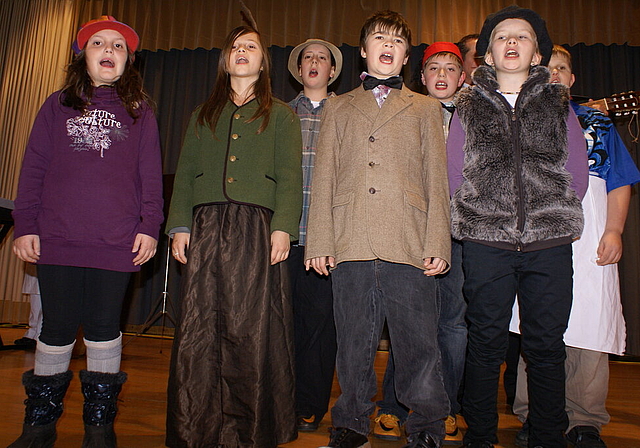 «Euse König isch cho»: Die Primarschüler aus Breitenbach singen aus voller Kehle.   Foto: Jürg Jeanloz
