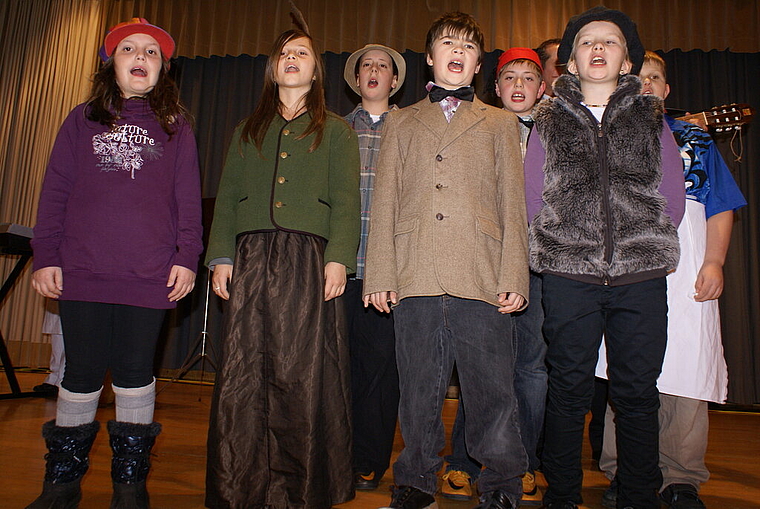 «Euse König isch cho»: Die Primarschüler aus Breitenbach singen aus voller Kehle. Foto: Jürg Jeanloz