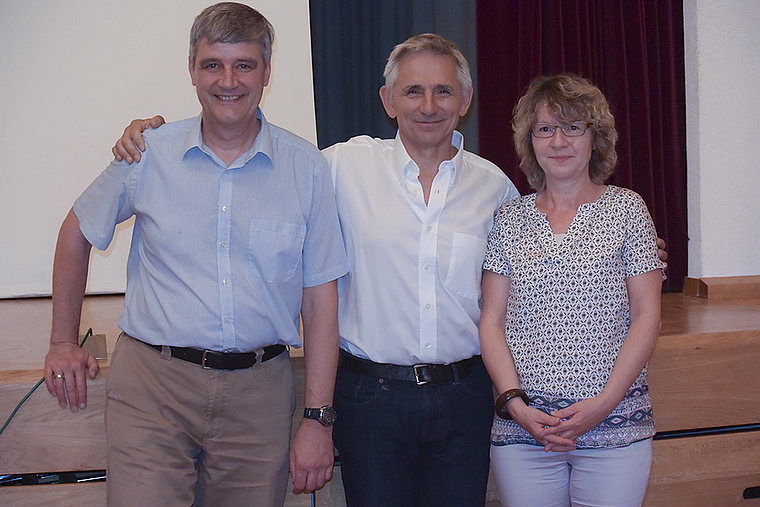 Abschied und Begrüssung: Hochwalds Gemeindepräsident Georg Schwabegger (Mitte) mit dem in Pension gehenden Gemeindeverwalter Theo Zaeslein und der neuen Finanzverwalterin Kerstin Fuchs. Foto: Bea Asper