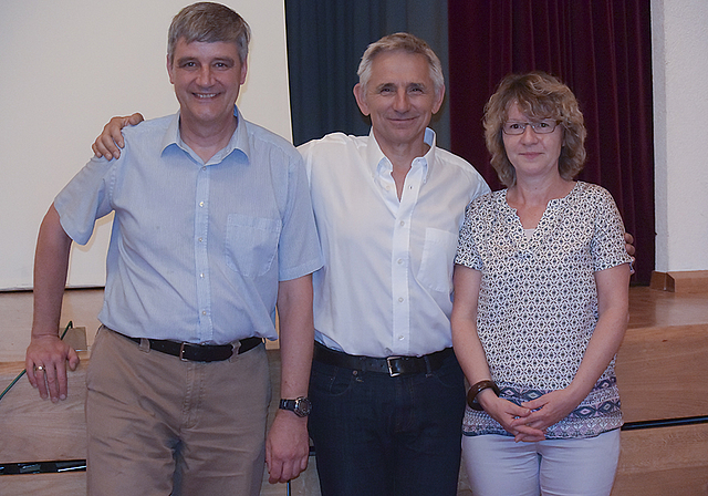 Abschied und Begrüssung: Hochwalds Gemeindepräsident Georg Schwabegger (Mitte) mit dem in Pension gehenden Gemeindeverwalter Theo Zaeslein und der neuen Finanzverwalterin Kerstin Fuchs.  Foto: Bea Asper