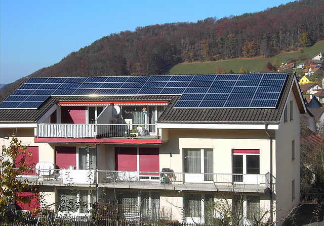 Photovoltaikanlage: 48 Solarmodule wandeln Licht in elektrische Energie um.  Foto: ZVG