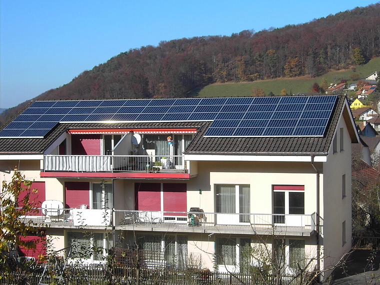 Photovoltaikanlage: 48 Solarmodule wandeln Licht in elektrische Energie um. Foto: ZVG