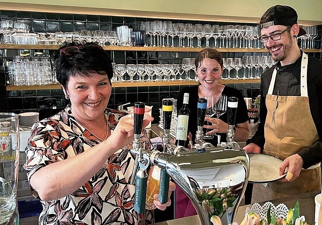 Auf geht’s: (V. l.) Wirtin Christine Krieg, Stephanie Krieg (Service) und Fabian Karlen (Küche) freuen sich 
auf die neue Heraus­forderung im «Ochseneck». Foto: Caspar Reimer