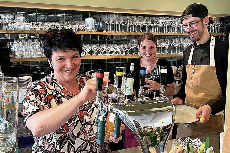 Auf geht’s: (V. l.) Wirtin Christine Krieg, Stephanie Krieg (Service) und Fabian Karlen (Küche) freuen sich
auf die neue Herausforderung im «Ochseneck». Foto: Caspar Reimer