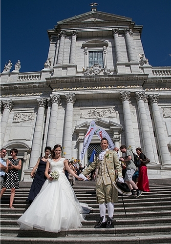 Das glückliche Hochzeitspaar auf der St.-Ursen-Treppe: Carmen und Christian Imark-Schmidhalter.Foto: Martin Staub
