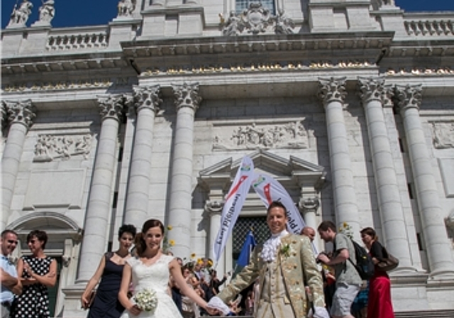 Das glückliche Hochzeitspaar auf der St.-Ursen-Treppe: Carmen und Christian Imark-Schmidhalter.Foto: Martin Staub
