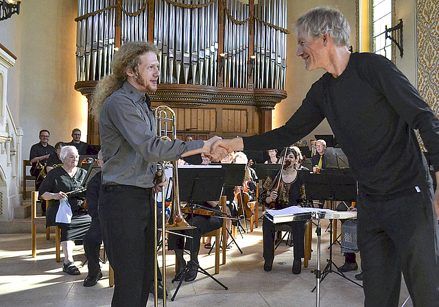 Solist und Dirigent: Das Orchester Arlesheim überzeugte unter Markus Teutschbein und mit Soloposaunist Lucas Tiefenthaler.  Foto: Gilles Hauert