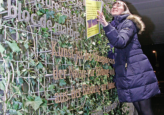 Herzliche Begrüssung:  Leah Borer umarmt ihr Kunstwerk und alle Sponsoren.  Foto: Gini Minonzio