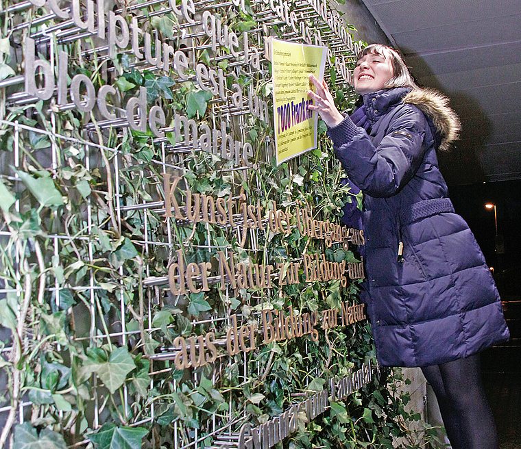 Herzliche Begrüssung: Leah Borer umarmt ihr Kunstwerk und alle Sponsoren. Foto: Gini Minonzio