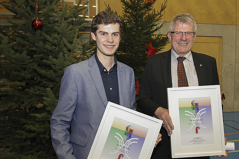 Ausgezeichnet: Förderpreisträger Noah Zbinden (l.) freut sich neben Werner Schmid, Träger eines Anerkennungspreises.  Foto: Edgar Hänggi