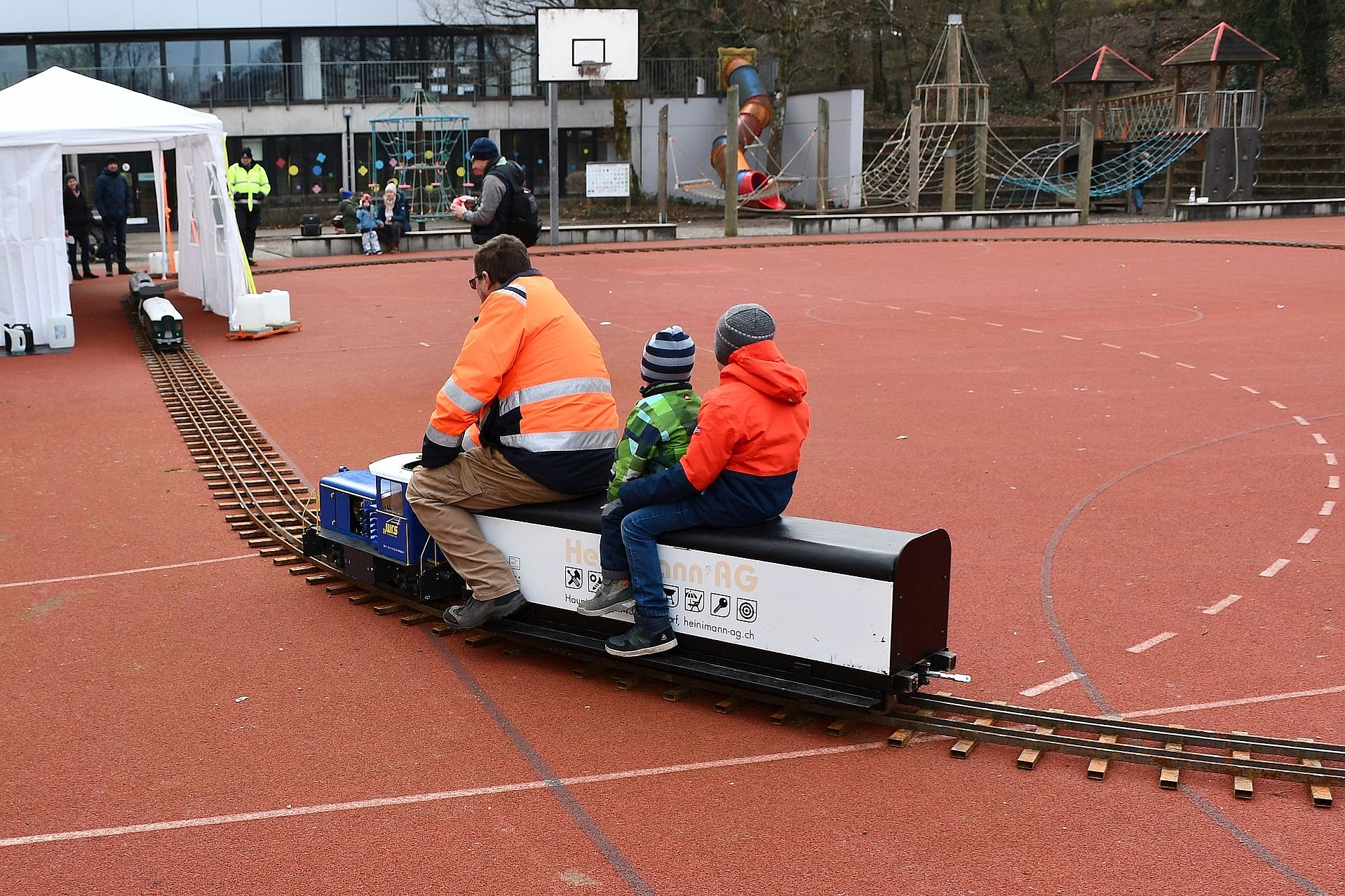 Fahrspass: Draussen konnten die Kinder mit Modellbahnzügen mitfahren. Fahrspass: Draussen konnten die Kinder mit Modellbahnzügen mitfahren.
