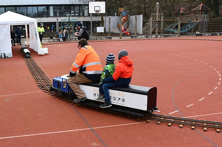 Fahrspass: Draussen konnten die Kinder mit Modellbahnzügen mitfahren. Fahrspass: Draussen konnten die Kinder mit Modellbahnzügen mitfahren.