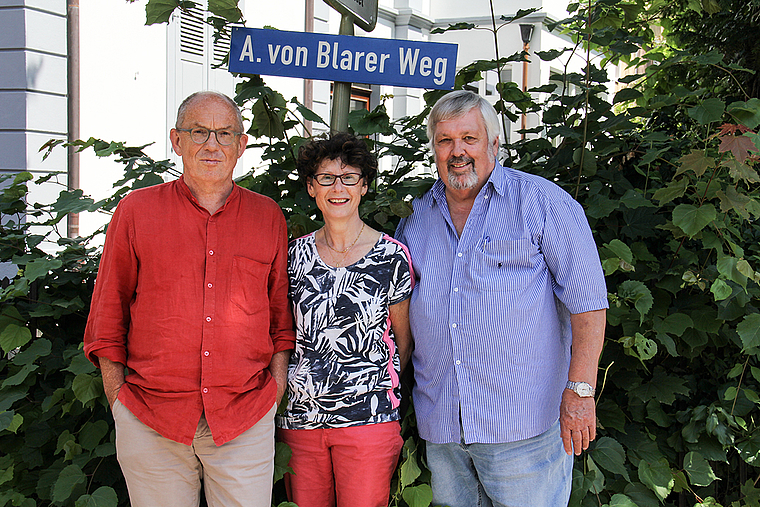 Tragen einen grossen Namen: Dieter von Blarer (l.) und Marie-Thérèse do Norte-von Blarer mit Karl Häring vom Verein Attraktives Aesch am Anton-von-Blarer-Weg, wo die beiden Geschwister auch wohnen. Foto: Tobias Gfeller