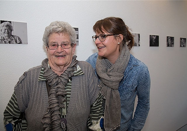 Lachen : Louise Stegmüller (l.), eine der 30 Lachenden, neben ihrem Bild mit der Künstlerin Stephanie Meier. Foto: Martin Staub 