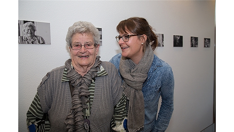 Lachen : Louise Stegmüller (l.), eine der 30 Lachenden, neben ihrem Bild mit der Künstlerin Stephanie Meier. Foto: Martin Staub