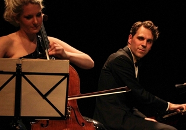 Musikalisches Multitalent: Jonathan Stich anlässlich eines Konzertes im Alts Schlachthuus in Laufen.  Foto: Martin Staub