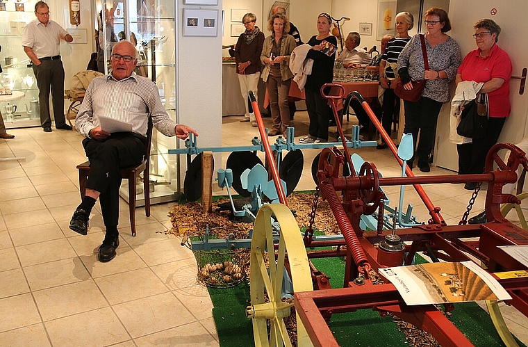 Spannender Vortrag: Hans Bühler erklärt das Pferdevielfachgerät, welches eine Landwirtschaftmaschinenfabrik aus Bättwil erfolgreich entwickelt hatte. Foto: Gaby Walther