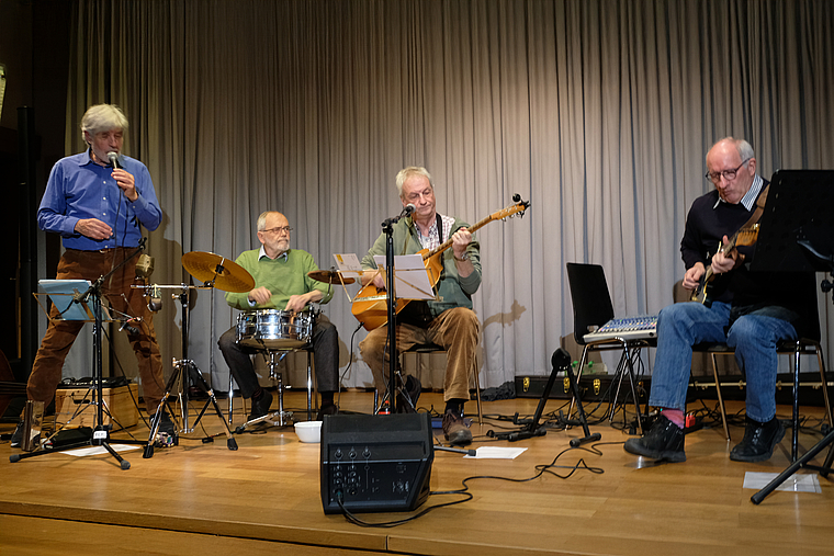 Witzig: der «Rollator Rock», gesungen von Edy Riesen. Foto: Thomas Brunnschweiler