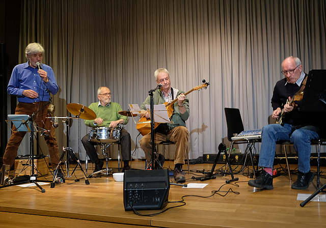 Witzig: der «Rollator Rock», gesungen von Edy Riesen. Foto: Thomas Brunnschweiler