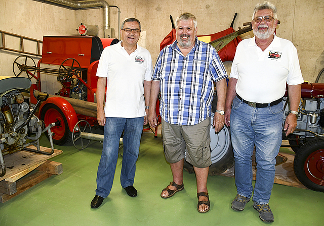 Sind Feuer und Flamme für Historisches (v. l.): Felix Hänggi, Präsident Feuerwehrverein, Karl Häring vom Verein Attraktives Aesch und Rolf Meyer, Vizepräsident Feuerwehrverein Aesch, organisieren eine besondere Führung.  Foto: Bea Asper