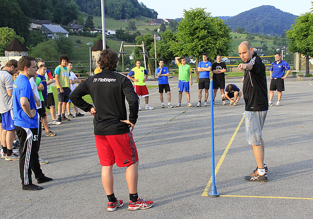 Instruktionen: Raffael Hänggi (r.) erklärt den optimalen Wechsel in der Pendelstafette.  Foto: Martin Staub