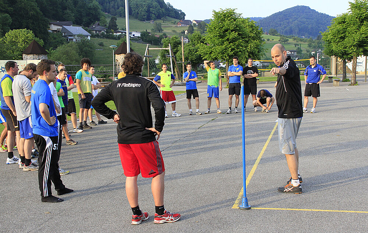 Instruktionen: Raffael Hänggi (r.) erklärt den optimalen Wechsel in der Pendelstafette. Foto: Martin Staub