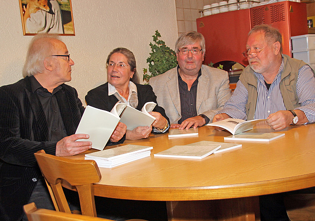 Kalendermacher: Gerhard Vitt, Christina Borer, Bernhard Bucher und Pierre Gürtler freuen sich über das neue Laufentaler Jahrbuch zum Thema Kultur. Foto: Gini Minonzio