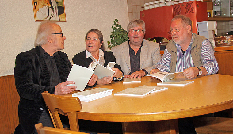 Kalendermacher: Gerhard Vitt, Christina Borer, Bernhard Bucher und Pierre Gürtler freuen sich über das neue Laufentaler Jahrbuch zum Thema Kultur. Foto: Gini Minonzio