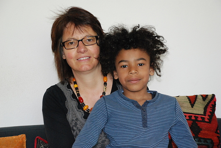 Motivierte Gastgeberin beim Projekt «mitten unter uns»: Barbara Schwarz Kane und ihr Sohn Malik. Foto: T. Brunnschweiler