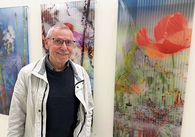 Erfinder der Plexigrafie: Martin Staub vor seinen floralen Bildern, rechterhand «velo-mohn». Foto: Christian Fink
