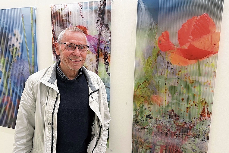 Erfinder der Plexigrafie: Martin Staub vor seinen floralen Bildern, rechterhand «velo-mohn». Foto: Christian Fink