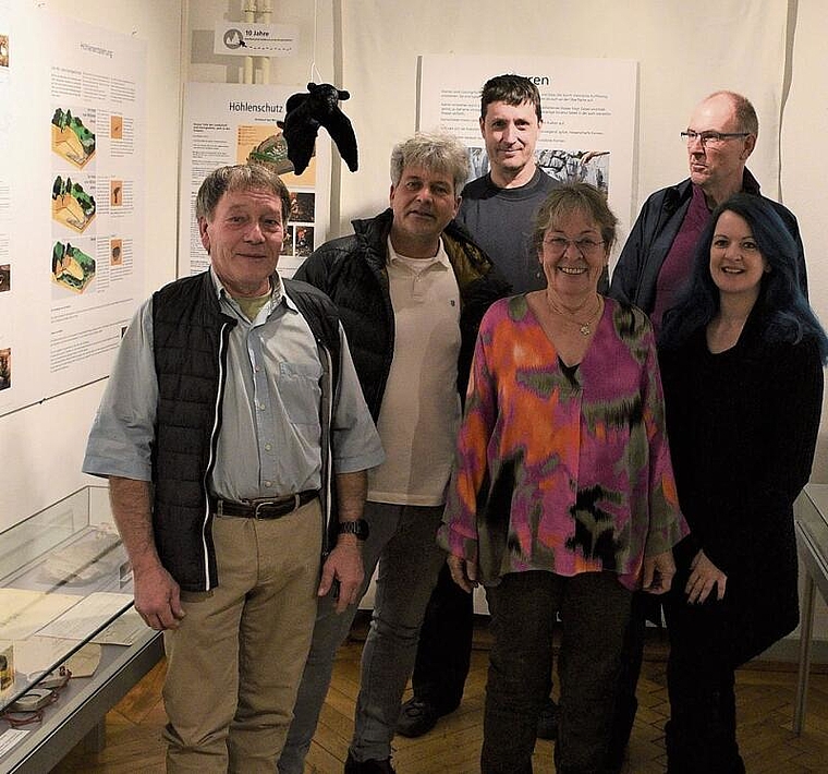 Im Museum: (v.l.) Fredy Müller (Höhlenforscher), Rolf Zimmerli (Karstlehrpfad), Arniko Böke (Schweizerische Höhlenforschungsgesellschaft Basel), Lilli Kuonen (Museum Laufental), Michael Fürstenberger (Geologische Wanderung) und Ila Geigenfeind (