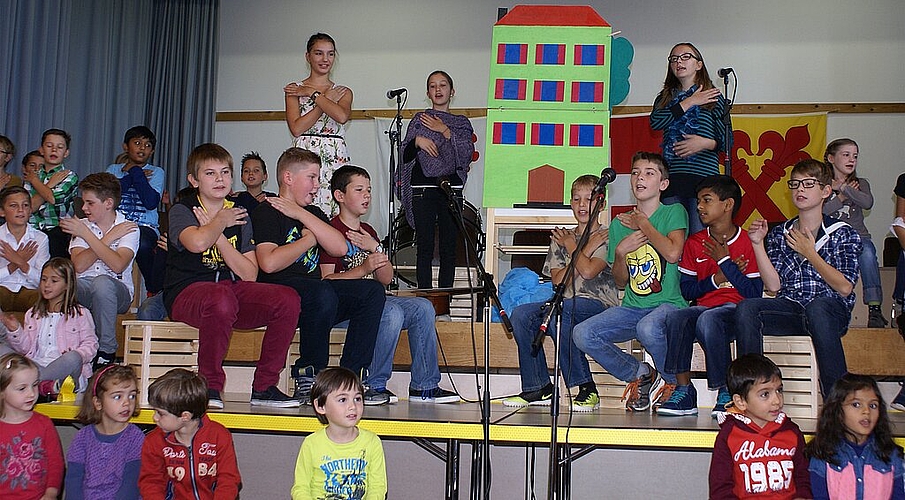 Brislach wünscht sich eine neue Schule: Aufführung von 138 Kindern. Brislach wünscht sich eine neue Schule: Aufführung von 138 Kindern.