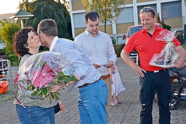 Charmantes Dankeschön: Blumen und Küsschen für Daniela Schmutz von Gemeindevizepräsident Christian Thalmann, daneben Gemeinderat David Häner (Mitte) und Hptm Stephan Henzi (r.)