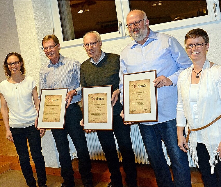 <em>Verdiente Ehrenmitgliedschaft: </em>Flankiert von den Ehrendamen Eveline Henzi (l.) und Nathalie Fuchs (r.) präsentieren ihre Urkunden v.l. Otto Saladin, Oswald Meier und Urs Schaad. (Nicht auf dem Bild Roger Berger)Foto: roland bürki