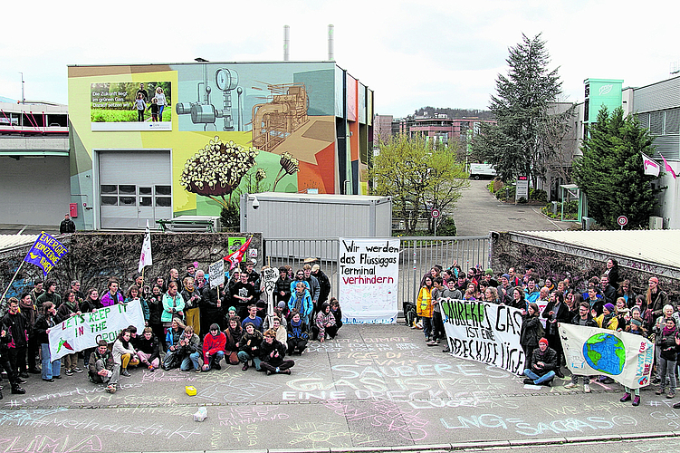 Protestieren: Die Demonstrierenden vor dem Hauptsitz des Gasverbunds Mittelland. Fotos: Florin Bürgler
