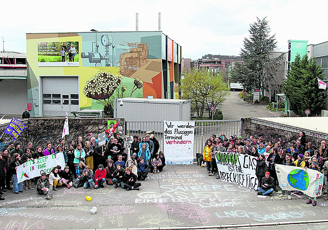 Protestieren: Die Demonstrierenden vor dem Hauptsitz des Gasverbunds Mittelland. Fotos: Florin Bürgler