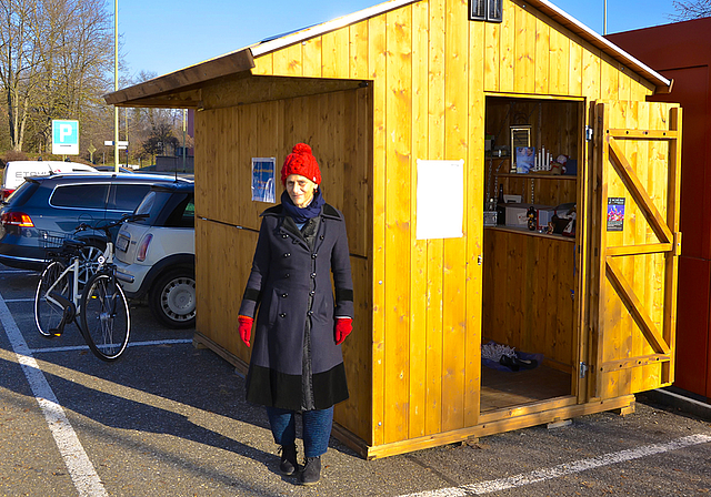 Zufriedene Initiantin: Regula Gygax ist mit ihrer Idee eines Bring- und Holhüslis auf dem Parkplatz des Schwimmbads bei der Gemeinde auf offene Ohren gestossen.  Foto: Fabia Maieroni