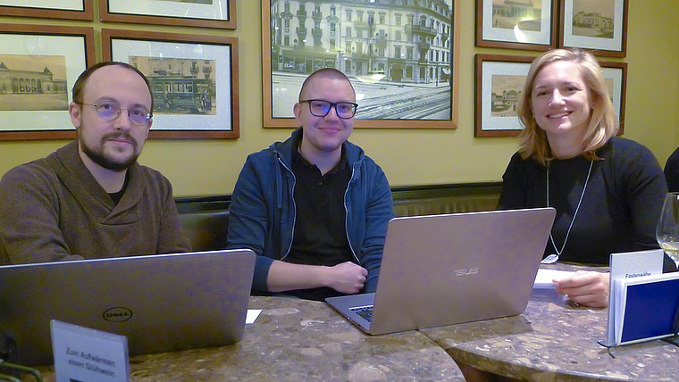 Die Jury bei der Arbeit: Raphael Zürcher, David Borter und Esther Keller (v.  l.) nehmen jeden Film gründlich unter die Lupe.  Foto: Milos Mihajlovic