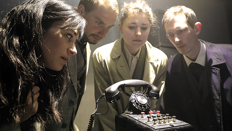 Auf der Suche nach der Wahrheit. Die vier Darsteller Noëmi Steffen, Ilja Baumeier, Meret Bodamer und Jonas Gygax (v. l.). Foto: ZVG/Jonas Darvas