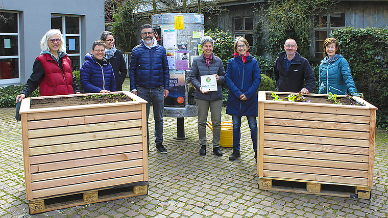 Haben das erste Grün schon gepflanzt: Das OK von Arlesheim Einfach Essbar mit Helferinnen und Helfern freut sich über baldigen Ertrag. Foto: Axel Mannigel