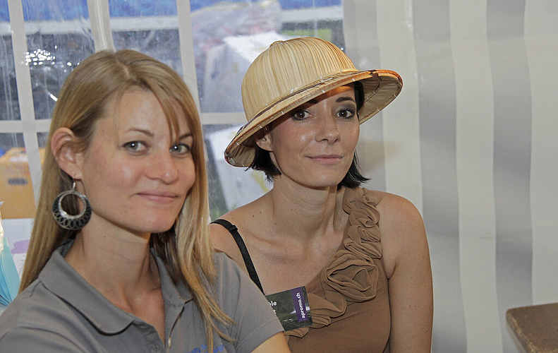 Dschungelfrau und Blondine