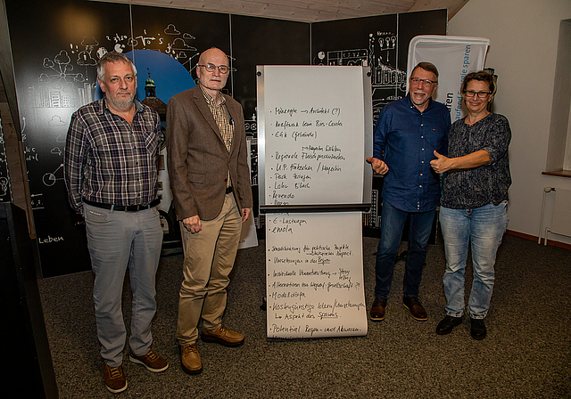 Das OK und der Referent: Hanspeter Schmutz (2.v.l.) präsentierte ein Beispiel für einen gelungenen Umwelttag. Roland Niederberger, Peter Seeberger und Sibylle Luisi (v.l.) wollen möglichst viele Ideen eines Brainstormings umsetzen. Foto: Martin St