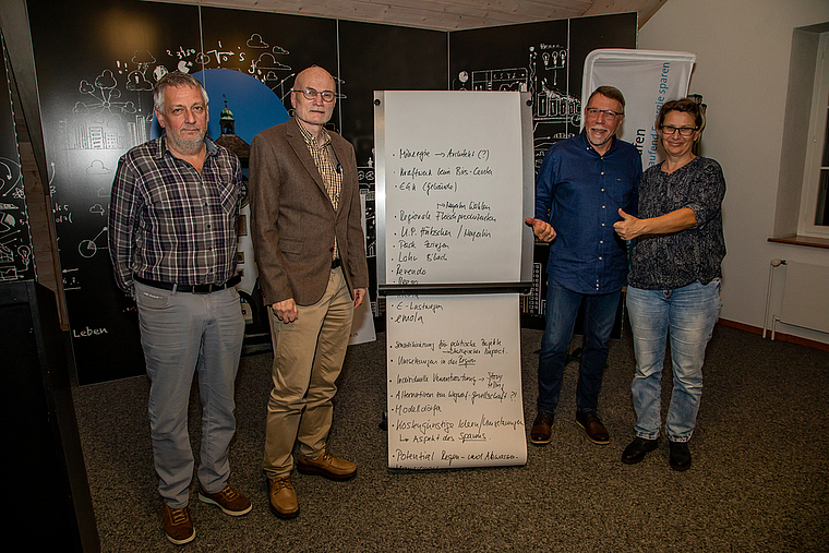 Das OK und der Referent: Hanspeter Schmutz (2.v.l.) präsentierte ein Beispiel für einen gelungenen Umwelttag. Roland Niederberger, Peter Seeberger und Sibylle Luisi (v.l.) wollen möglichst viele Ideen eines Brainstormings umsetzen. Foto: Martin St