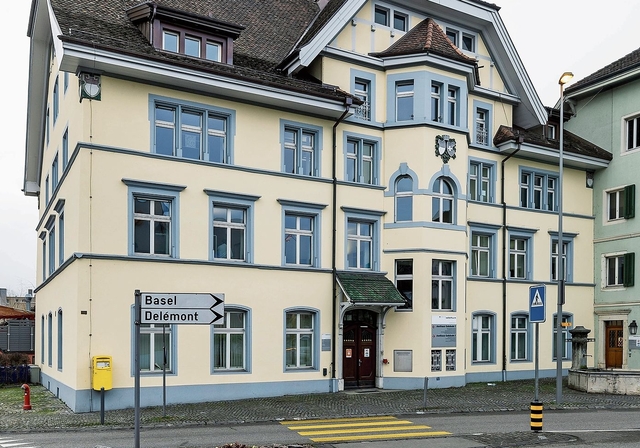 Amtshaus in Dornach: Hier kann Wolf Hötsch seinen Ausweis nicht mehr verlängern.  Foto: Archiv / Kenneth Nars