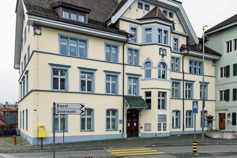 Amtshaus in Dornach: Hier kann Wolf Hötsch seinen Ausweis nicht mehr verlängern.  Foto: Archiv / Kenneth Nars